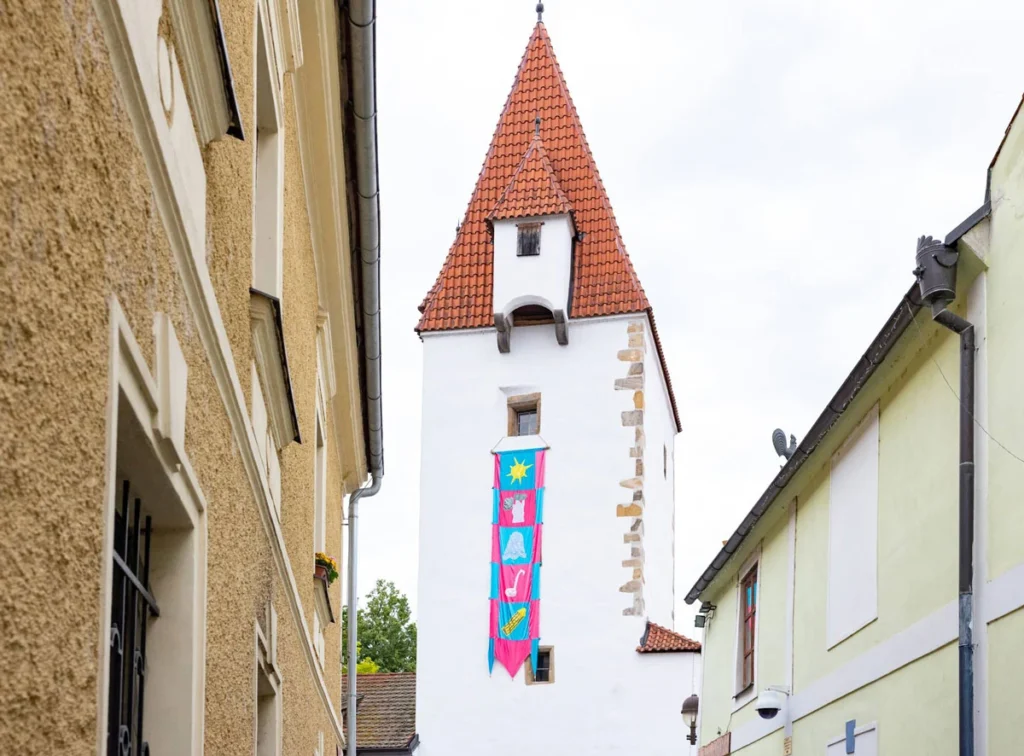 Sophie Nicklas | Šepoty komunity – vyprávění příběhů na vlajkách | Umění ve městě 2025